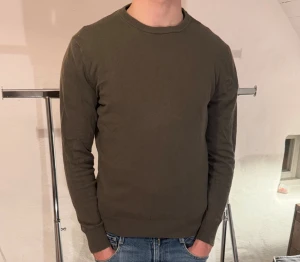 Aspesi Tröja - Säljes schysst stickad Aspesi tröja. Perfekt nu på vintern när det är lite kyligare. Färgen är mörkgrön, Skick 9-10 ✅ Storlek 48 - S         Nypris 2900kr Mitt pris 349kr Modellen på bild är 180cm -65kg. Hör av er vid frågor eller frågor eller funderingar 📩