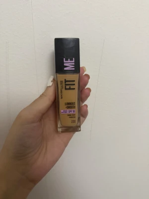 Maybelline Fit Me Foundation 220 - Foundation från Maybelline Fit Me i nyansen 220. Aldrig använd färgen passa inte mig 💗