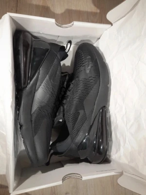 Nike 270  - Köptes för 1799kr i JD sports, pris kan alltid diskuteras