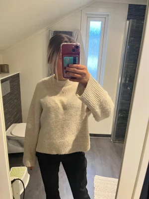 Stickad beige tröja - Jättefin stickad tröja, inga tecken på användning och säljer då jag redan har massa stickade tröjor 