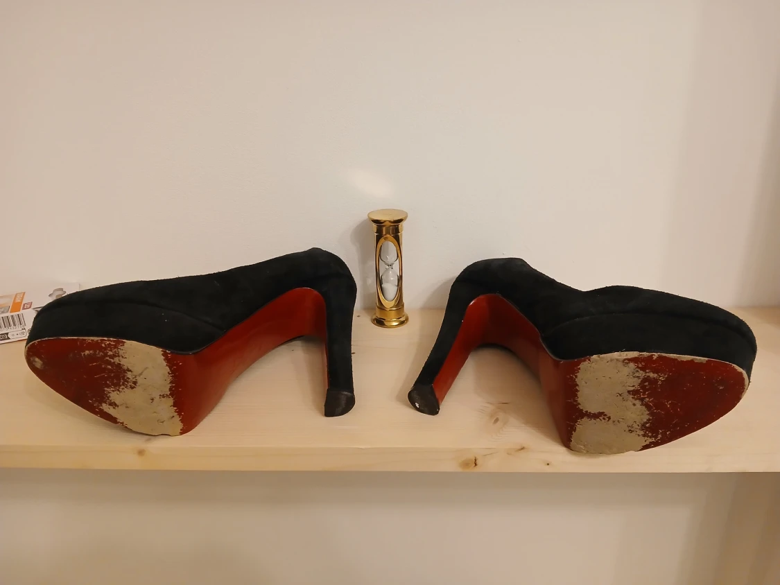 Svarta mocka pumps från Louboutin - 2