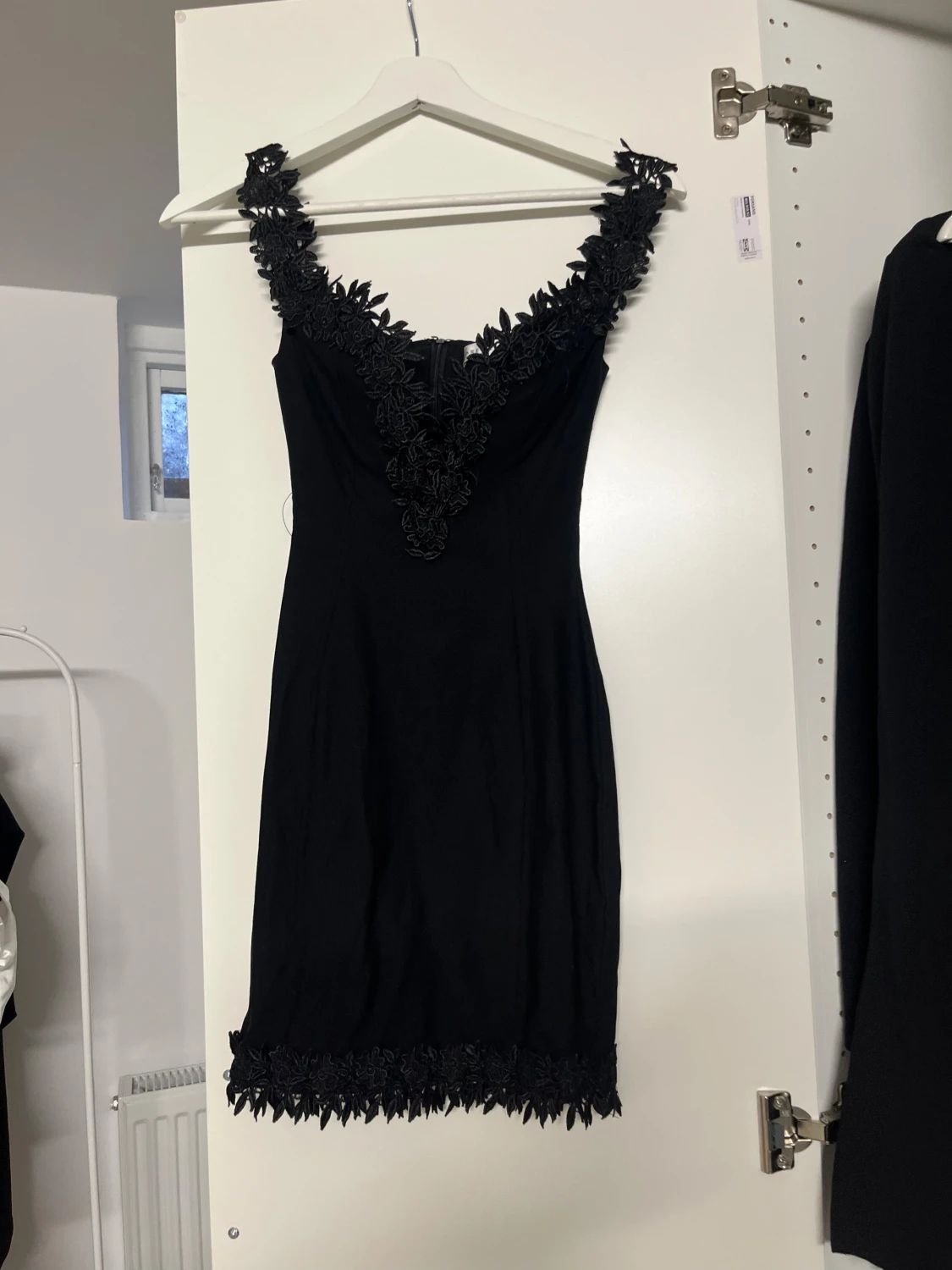 Svart kort klänning med spetsdetaljer - 1