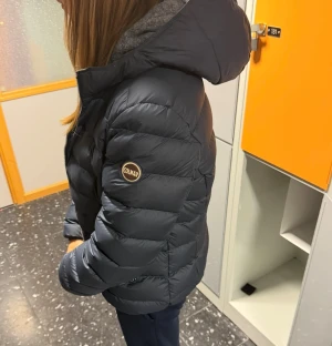 Colmar jacka  - Nästan helt ny colmar jacka i storlek 46 som motsvarar storlek M, jag tycker att den sitter mer som en S fast lite större vilket jag gillar att den inte sitter tajt 🥰