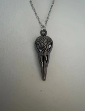 Silverhalsband mörkgrå/svart döskalle - Perfekta julklappen 🌲  Säljer smycken som skapats som hobby av mig och dottern.   Halskedjor är 50cm.  Bilder på berlock kan vara missvisande så är det viktigt så fråga gärna om mått 🌹  Smycken är inte av äkta guld/silver .   Inga bud godtas då priserna är så billiga❤️
