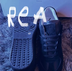 Maison Margiela Skor - Möts gärna upp i Stockholm! Säljer ett par riktigt cleana Maison Martin Margiela skor i nytt skick alltså 10/10!   Storlek 43   Låda och dustbag medföljer!   Tveka inte på att höra av er vid fler frågor Mvh