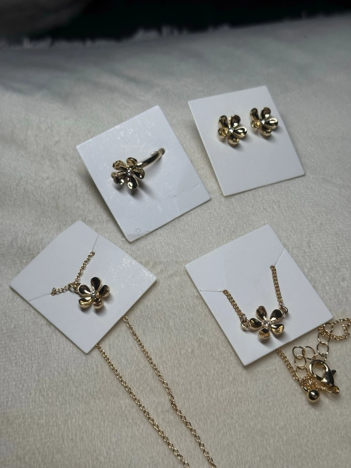 Guldigt Blomset – Halsband, Armband, Ring & Örhängen - 3