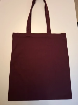 Tygkasse med eget citat - Tygkasse i färgen burgundy med valfritt citat eller liten symbol på🎀 är du intresserad? Köp annonsen och skriv citat/symbol och textfärgen du vill ha på "kontakta"💌