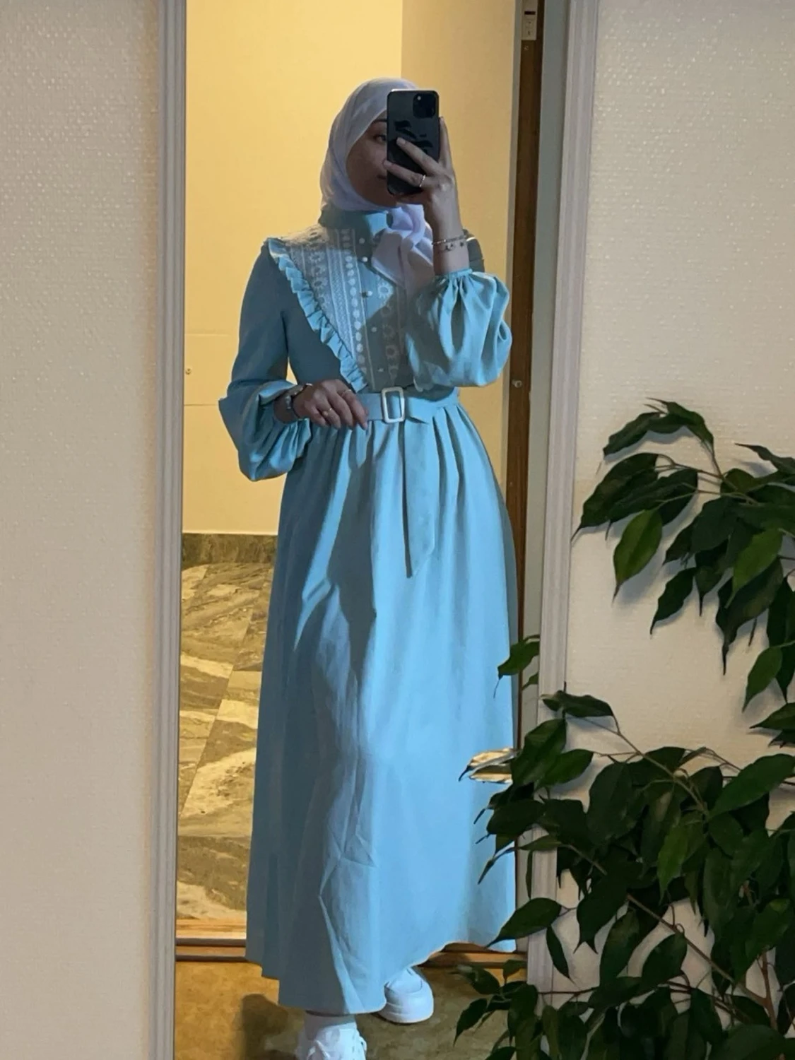 Ljusblå långklänning med bälte