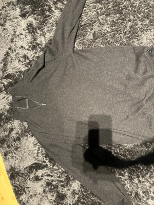 Half zip tröja jack and jones  - Säljer en skön half zip från Jack and Jones i storlek xs. Knappt använd. Hör av er vid minsta undring och prisförslag!