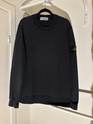 Stone Island sweatshirt  - Säljer nu en Stone Island sweatshirt. Storlek L. Skick 7,5/10. Kontakta mig om du skulle ha någon fråga ;)