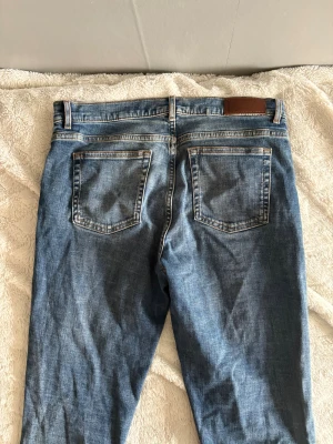 Low flare jeans - Low flare jeans från Bikbok , använd några gånger men annars i väldigt bra skick.