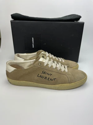 Saint Laurent skor  - December REA! Hej, säljer nu dessa svin snygga ysl skor. Skorna är i fint skick! Begränsat antal boxar och dustbag. Hör av dig vid frågor. 