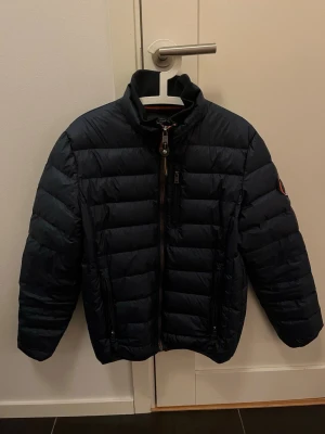 Lindbergh dunjacka - Lindberg dunjacka i mycket bra skick. Marinblå