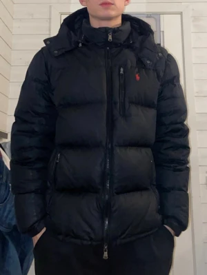 Ralph Lauren puffer jacket - Mycket fint skick utan defekter. Storlek L, modellen på bilden är 182 cm, sitter lite stort. Passar dig mellan 185-195 cm. Kom gärna med frågor eller prisförslag!