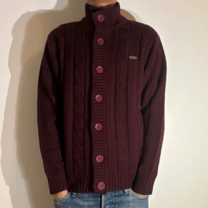 Vinröd cardigan med knappar - Sjukt snygg cardigan med knappar.😀 perfekt under jul. Sjukt snygg och trevlig färg.