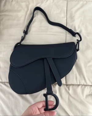 saddle väska - Säljer en svart Saddle axelväska i nyskick