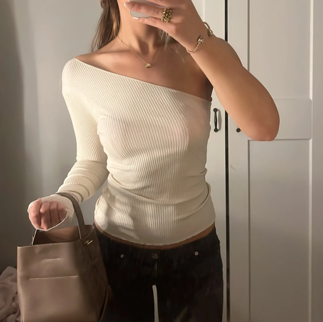 offshoulder topp i beige - 2