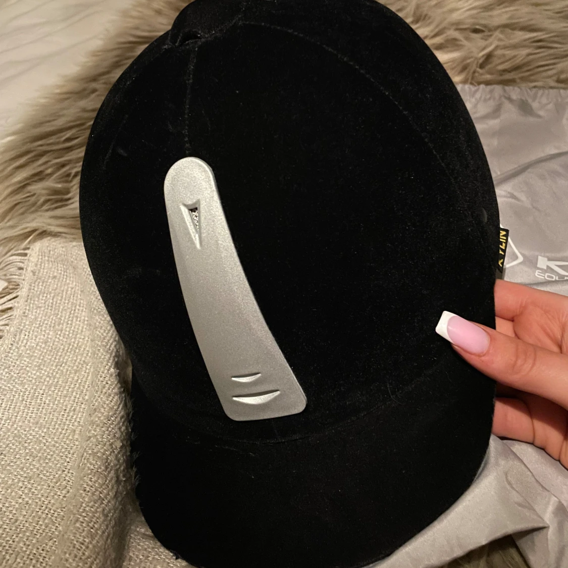 Svart sammet ridhjälm från Kylin - 1