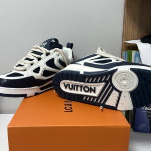 Louis Vuitton Skate mörkblå  - Säljer mina Louis Vuitton sneakers, lite använda. Skitfräscha skor, mörkblå/vit färg, kommer med låda. Skriv till om du undrar någonting 