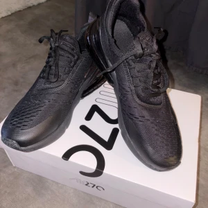270 Nike skor - Köpte för 1629,00kr använde en gång, passade inte min stil därför vill jag bli av med den snabbt! Passar storlek 40 också!