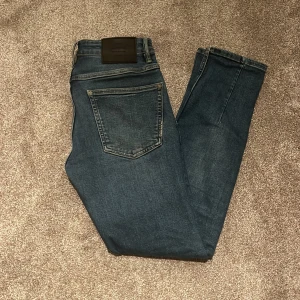 Blå jeans från Neuw - Snygga blå jeans från Neuw med klassisk femficksdesign och diskreta slitningar. Jeansen är modellen Lou slim. Storlek W29 L30
