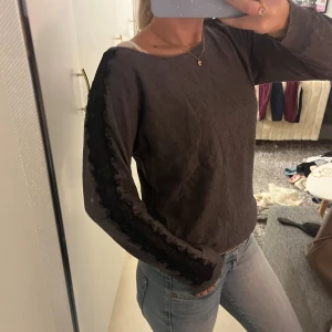 Stickad tröja med spets  - Super fin 