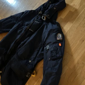 Parajumpers Jacka - Säljer en parajumpers jacka i storlek S. Mycket bra skick. Bara skriva om ni har några funderingar