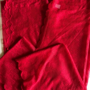 Röda spetsgardiner  - Superfina röda gardiner i spets med blommigt mönster och dekorativ volangkant längs sidorna. Tunt och luftigt material. 2 st