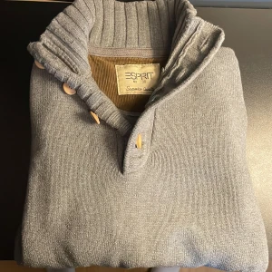 Pullover från Esprit - Snygg pullover från Esprit, storlek står ej men sitter som M då den passar mig på 182 cm bra! Bra skick utan defekter. Hör gärna av dig vid frågor🙂