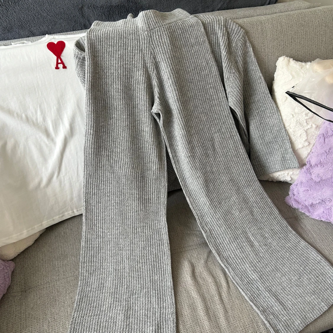 Grått stickat set – tröja och byxor - 3