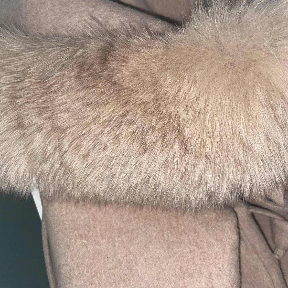 Beige kappa med äkta päls och bälte - 2