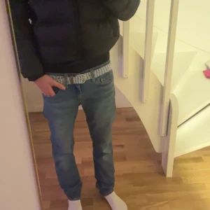 Levis 511 - Ett par Levis 511 som är riktigt snygga, storlek W28 L32 och passar fint för folk som är runt 175-185 långa!