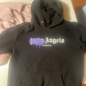 Svart Palm Angels hoodie - Använd fåtal gånger, passar även M