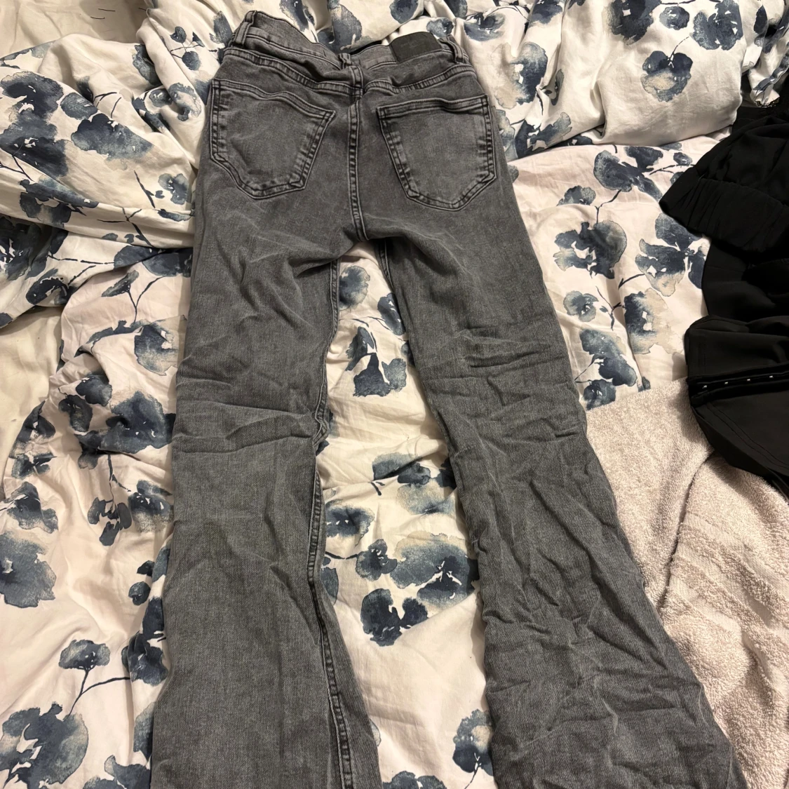 Grå bootcut jeans med hög midja - 1