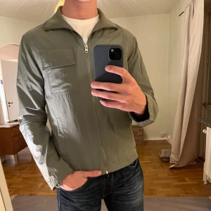 These Glory Days jacka grön  - Säljer denna sjukt snygga jacka från These Glory Days⭐️ Färgen är grön och storleken är S✅ Den har inga defekter och skicket är utomordentligt🙌🤝 Sjukt najs passform och passar perfekt till hösten🍁🙌 Tveka inte på att höra av er dig vid minsta fråga eller fundering😊