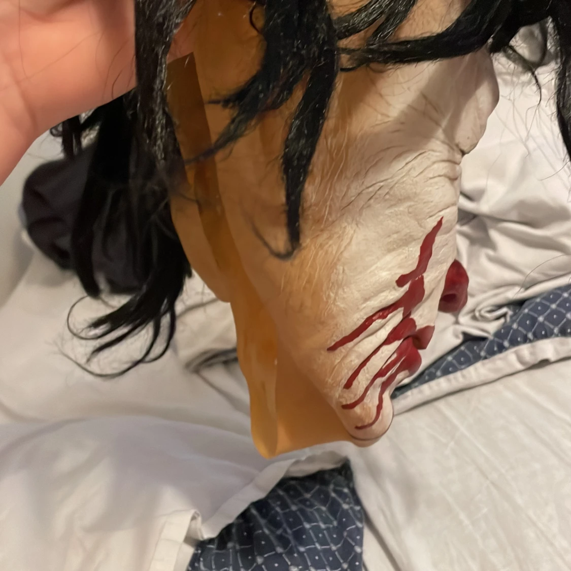 Halloweenmask med svart hår och bloddetaljer - 3