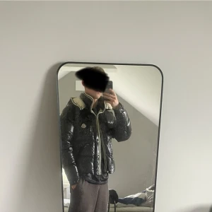 Moncler Branson - Säljer en riktigt fin Moncler Branson. Väldigt bra skick, använd två vintrar. Storlek 3 vilket motsvarar medium. Om du har frågor är det bara att skriva!