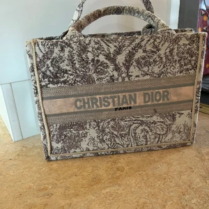 Totebag  - Så fin men kommer inte till användning. Medföljer ett långt band