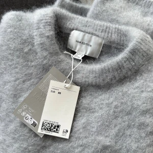Mohair tröja - Superfin mohair stickad tröja ifrån h&m, säljer den här istället för att skicka tillbaka den då den inte passade mig, endast testat! Så i helt nytt skick med lappen kvar. Nypris 799kr💖sitter oversized