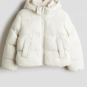 Dunjacka ifrån Zara - Dunjacka ifrån Zara i bra skick väldigt fluffig och skön till vintern