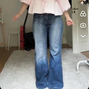 Jeans - Vintage low waist jeans, midjemått 36 innerbenslängd 82! Slitningar ner till, kan skicka bild privat om så önskas!