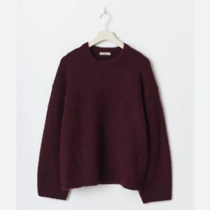 Vinröd stickad tröja med rund hals - Mysig vinröd stickad tröja med rund halsringning och långa ärmar 🥰