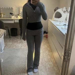 Mjukis set Gina tricot  - Mjukis set från Gina, byxorna är i storlek 158/164 koftans storlek 156/162. Mjukisen säljs i 2 delats set och ej enskilt! 