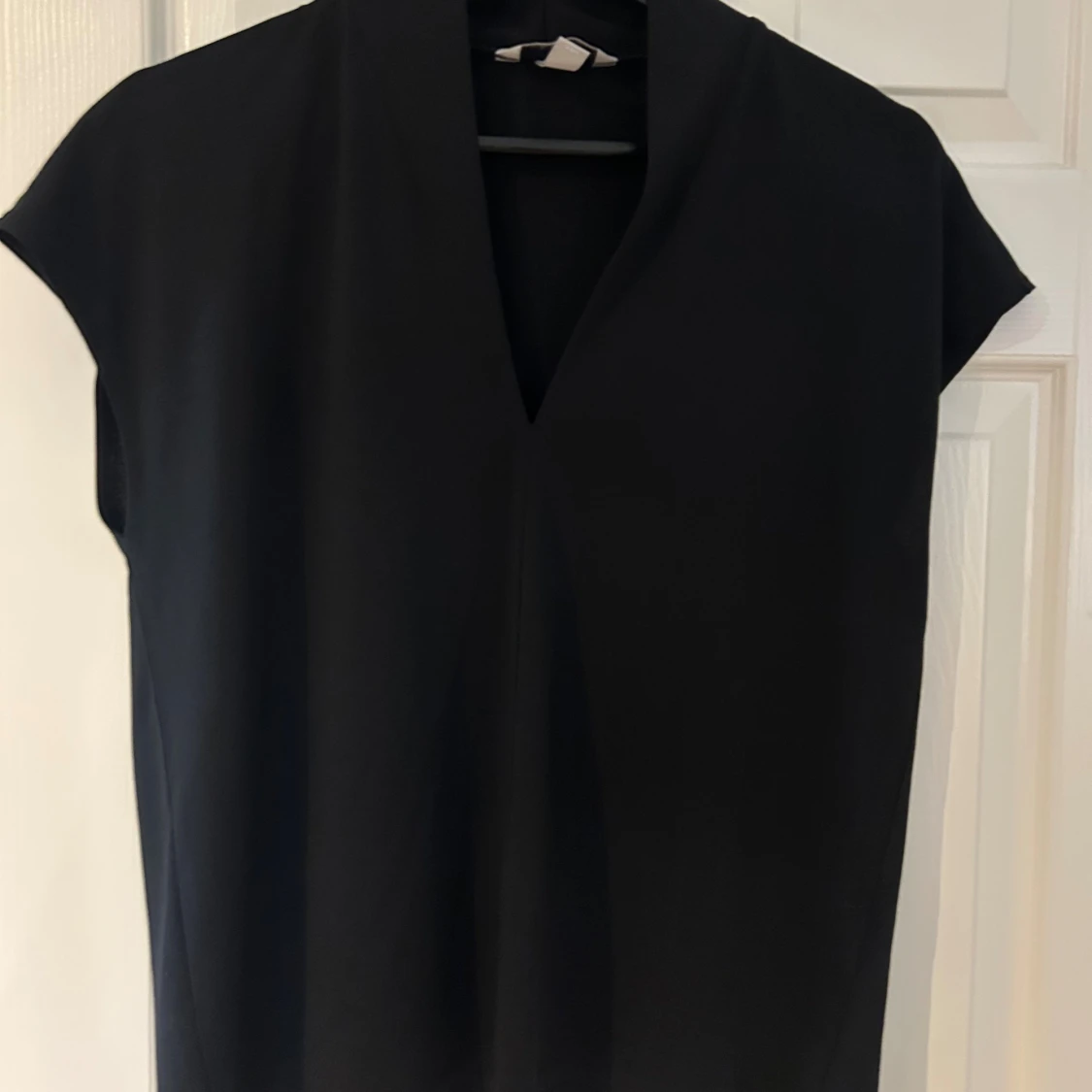 Svart v-ringad blus från H&M