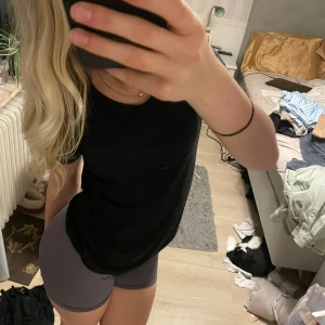 Svart tränings t-shirt från SOC - En svart tränings t-shirt från SOC med rund hals. Modellen är normal i passningen och är i ett väldigt skönt material mot huden. Storlek S. 