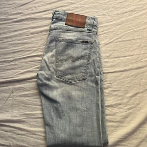 Ljusblå jeans från Nudie Jeans - Nudie jeans I ljusblått:                                       Modell - Slim kim                                             Storlek: W26 L34.                                                               Skick:  Mycket bra