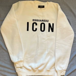 Långärmad tröja  - Klassisk rund halsringning, ribbade muddar och avslut. Skön och stilren tröja i bomull som passar perfekt till jeans eller joggers.