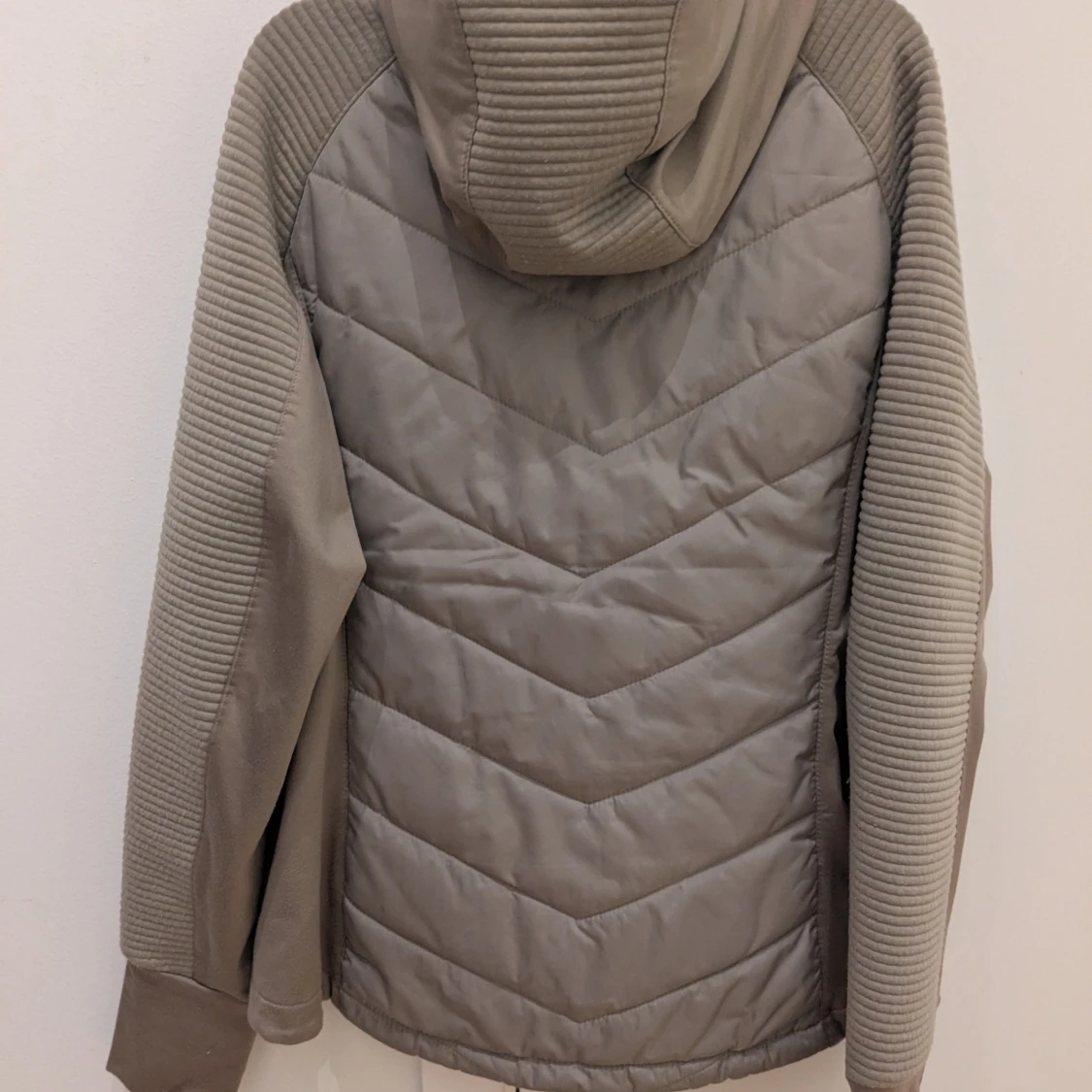 Beige quiltad jacka med huva, M från Hm Move  - 1