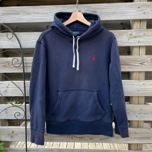 Ralph Lauren Hoodie - Mörkblå Ralph Lauren Hoodie i storlek S, passar XS/S. Den har inga hål eller fläckar, men den är lite urtvättad i färgen. På ryggen har den blivit lite solblekt, på bild 3 🙌