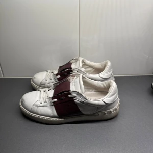 Valentino skor  - Säljer ett par valentino skor i storlek 42 men passar 42/43. Skorna är i okej skick då de har tappat lite färg längst fram. Skorna kommer med dustbag. Skriv för mer info✨Fraktas spårbart med PostNord📦